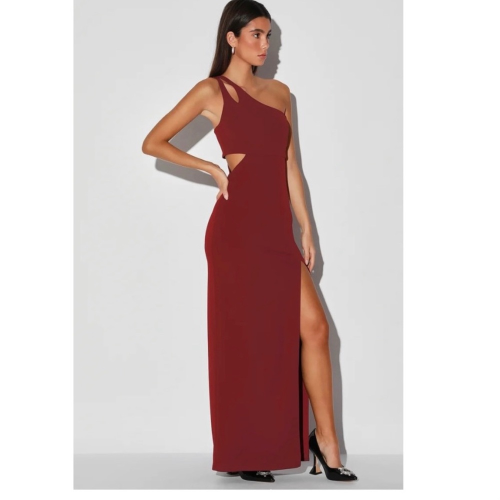 Selling my medium burgundy gown from lulus!